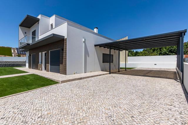 Captivating 4-Bed House in Cadaval district-Lisbon