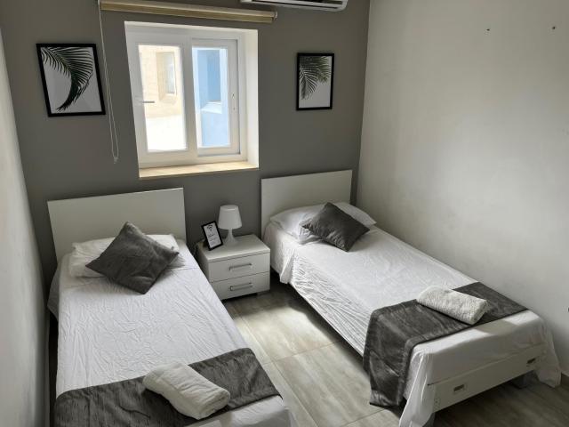 F5 Room 3, Private Room two single beds shared bathroom in shared Flat