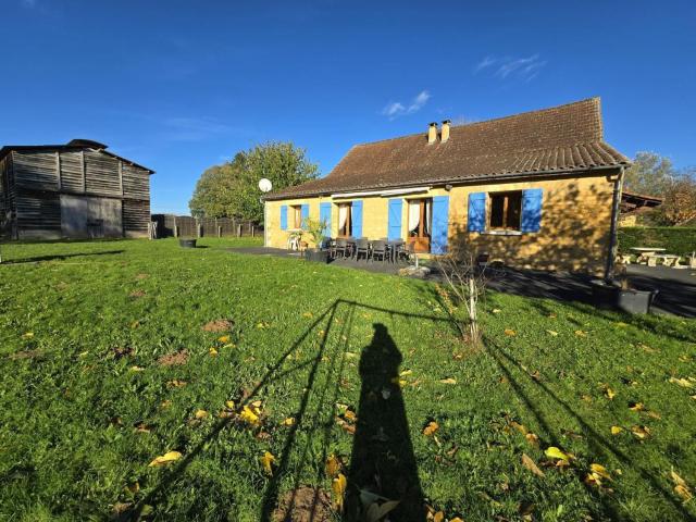 Maison de campagne spacieuse près de Sarlat, idéale pour familles et amis, grand jardin et activités. - FR-1-616-208