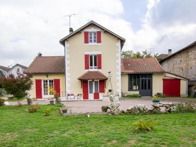 Maison rénovée avec grand jardin clos, 3 terrasses et équipements modernes près de Brantôme. - FR-1-616-177