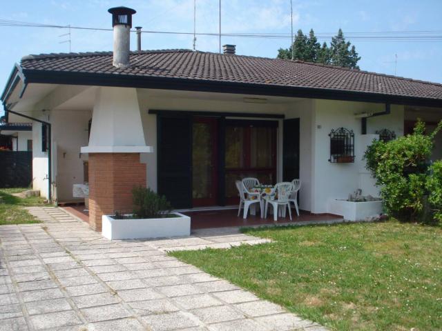 Villa with private garden by the sea