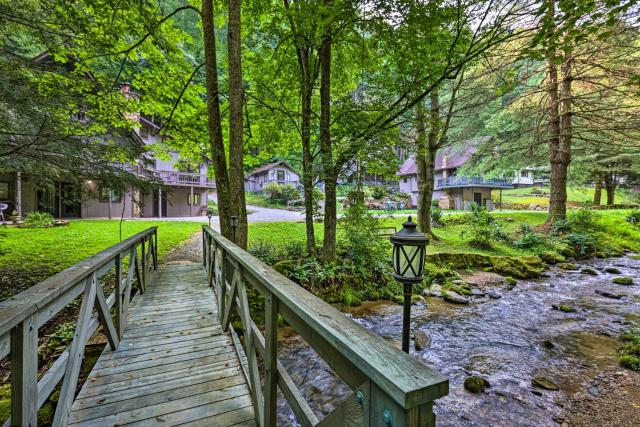 Chalet Retreat Cozy Cabin with On-Site Creek!