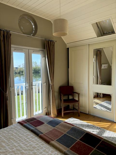 Kinsale Lodge · Cotswolds Lakeside - Spring Lake