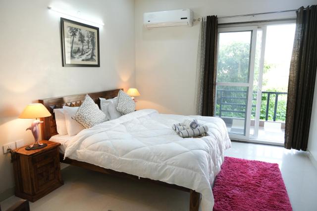 Lime Tree Luxurious 3BHK Serviced Apartment Near Medanta