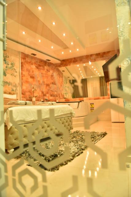 Design Apartment PREMIUM SPA LUX 4 STAR "DUBAI" Completely PRIVATE Wellness & Spa FREE INCLUDED Sauna & Jacuzzi & Salt Wall & Fire place & 3D Ceilings & Business WiFi & NETFLIX & Keyless code entry & FULL SMART APP & SECURE 2 Parking place