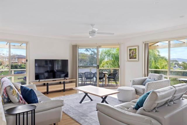 pet friendly - Views- Meters to the Beach & Anchorage Port Stephens