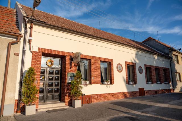 Restaurace-Pension-Vinařství U Šťastných