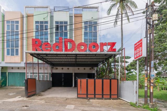 RedDoorz near Palembang Trade Center 4