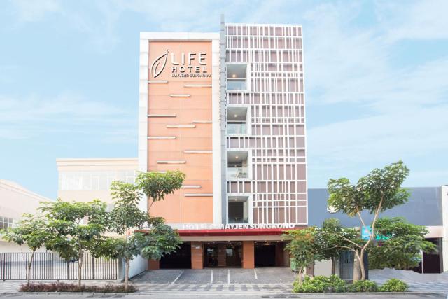 Life Hotel Mayjend Sungkono