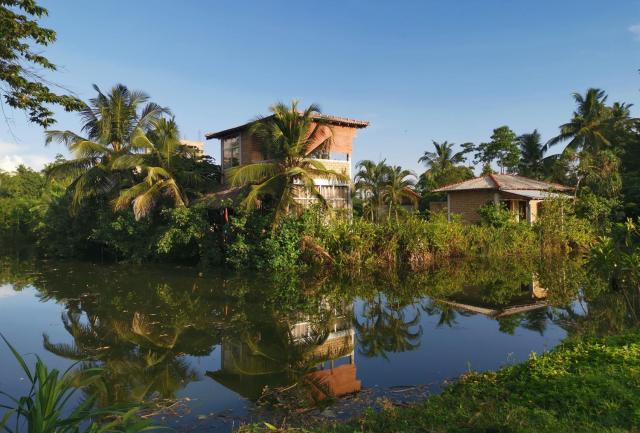 EKUKU lake houses