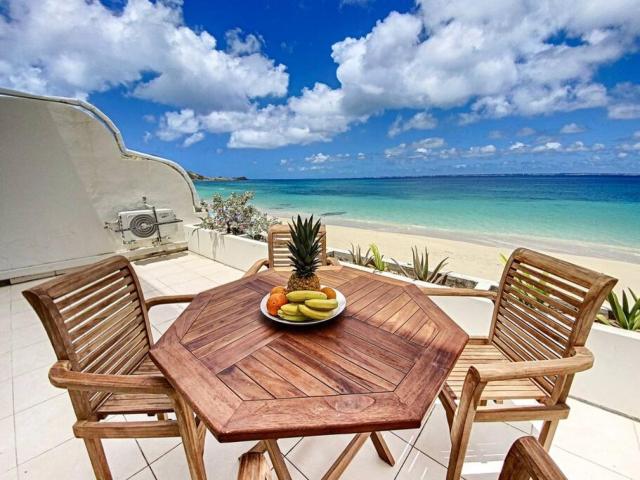 Paradis Caraibes 1, feet in the water in Grand Case