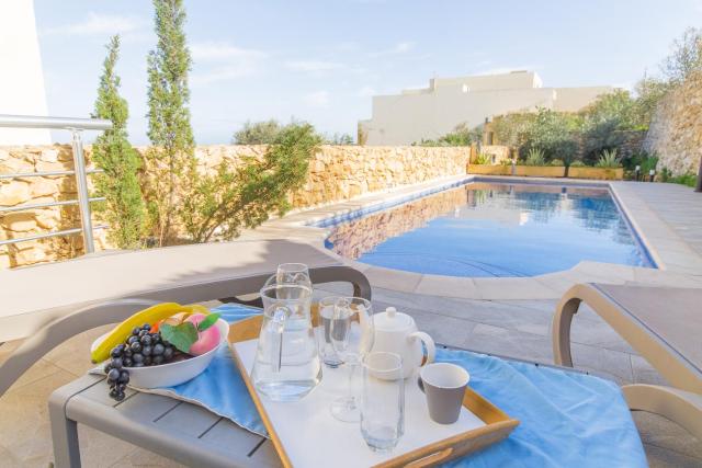 Ta'Siku Gozitan villa Pool & hot tub - Happy Rentals