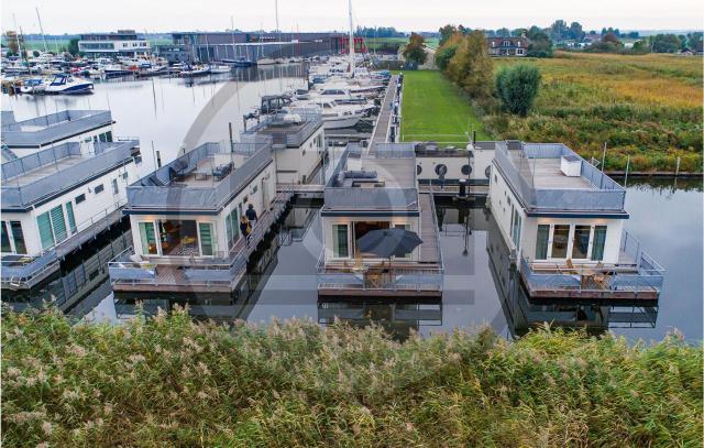 Stunning Ship In Aalsmeer With Kitchen