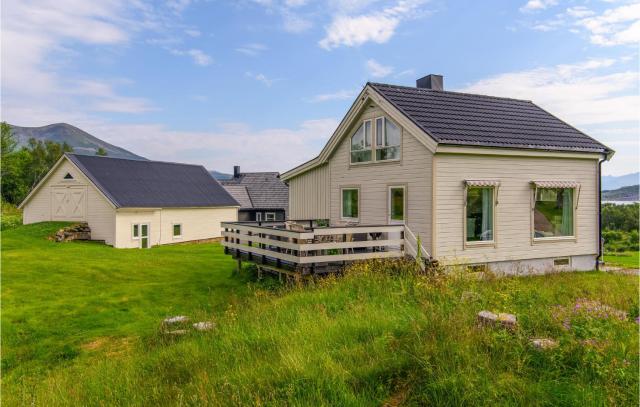 Gorgeous Home In Stokmarknes With Kitchen