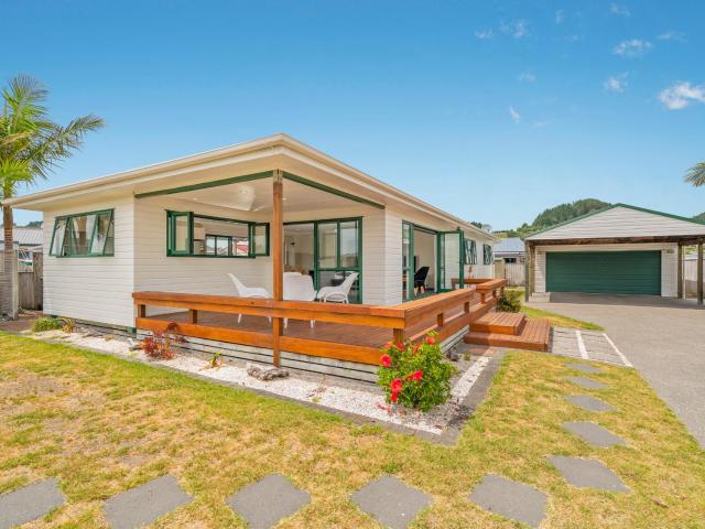 The Sunny Bach - Cooks Beach Holiday Home