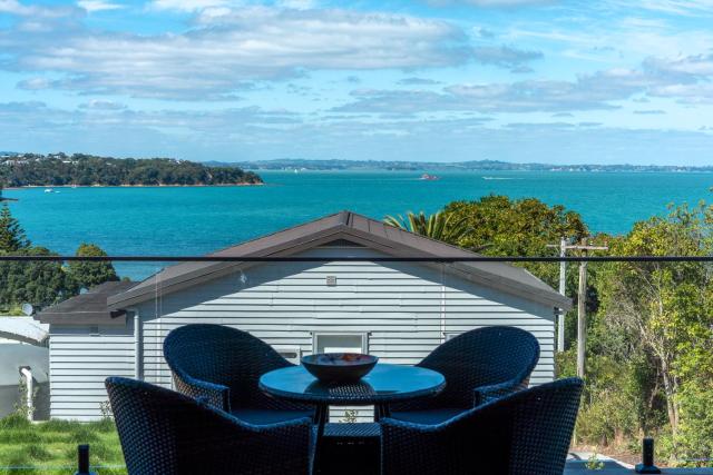 Luna Cottage. Stunning ocean views on Waiheke