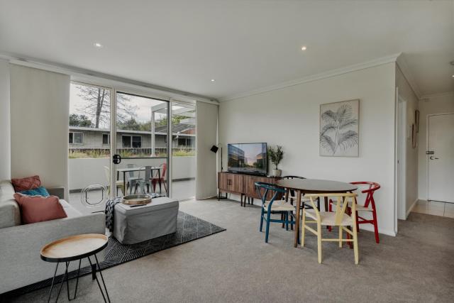 Peaceful 1-Bed Apartment Close to Lonsdale St