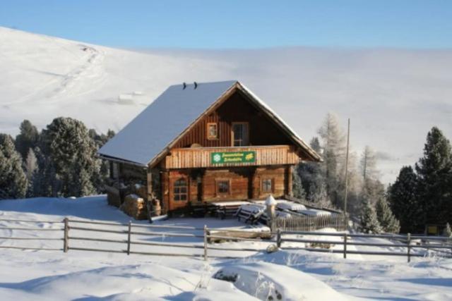 Zirbenhütte am Falkert auf der Heidi-Alm