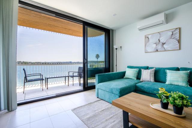 Stunning 1-Bed Bayside Apartment with Superb Views