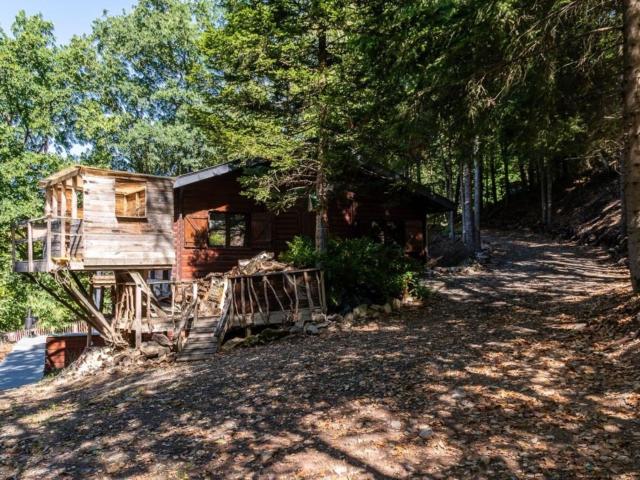 Chalet in the woods with jacuzzi and Sauna