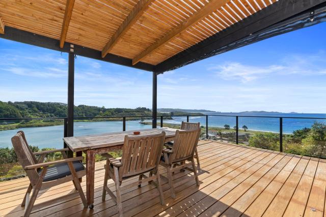 Tapuaetahi Beach Marvel - Te Tii Holiday Home