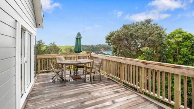 Pohutukawa Paradise - Martins Bay Holiday Home