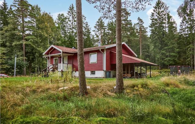 Cozy Home In Henån With Sauna