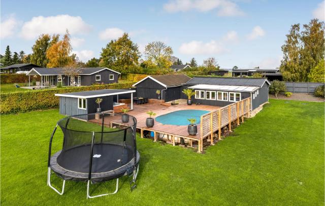 Nice Home In Holbæk With Outdoor Swimming Pool