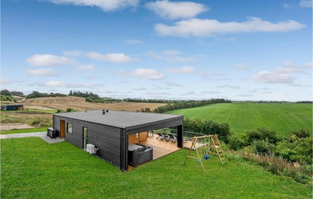 Beautiful Home In Løgstrup With Kitchen