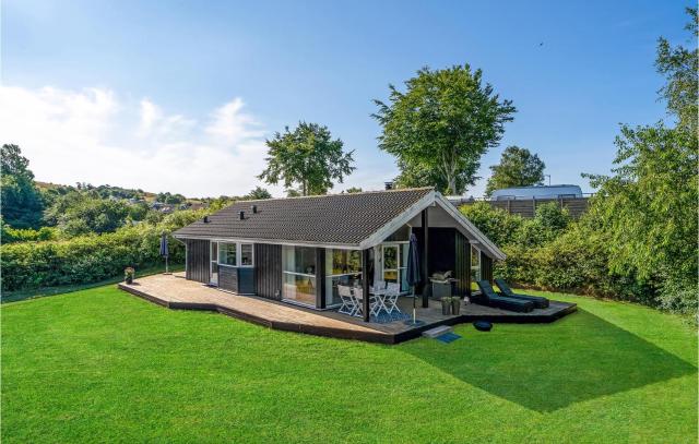 Cozy Home In Løgstrup With Kitchen