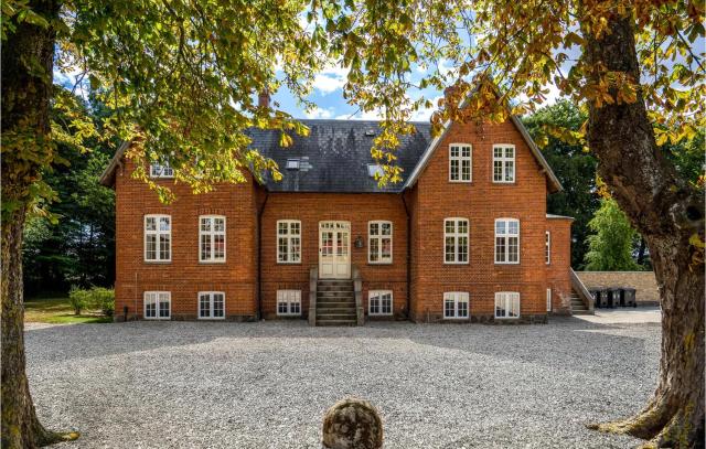 8 Bedroom Beautiful Home In Kværndrup