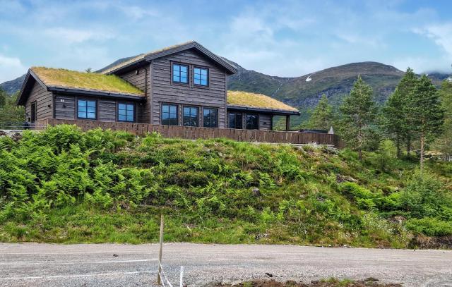 Gorgeous Home In Stryn With Jacuzzi