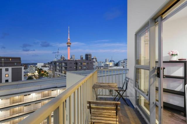 Central City 2BR Aprtmt - Sky Tower Views - Wi-Fi