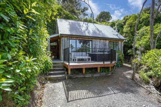 Bushside Cottage - Akaroa Holiday Home