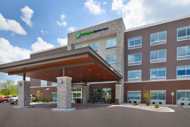 Holiday Inn Express & Suites - Grand Rapids Airport - South, an IHG Hotel