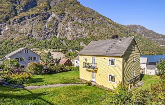 Cozy Apartment In Årdalstangen With Wifi