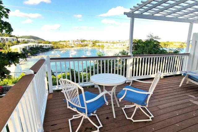 Cozy Beachfront Apartment with Bay views