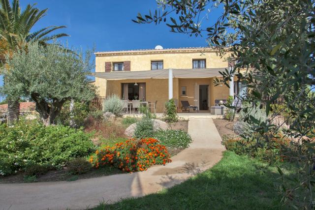 Appartement de vacances Arbousier à Calvi piscine chauffée partagée bbq