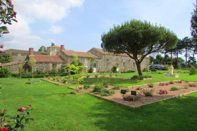 Maison spacieuse proche du centre de Landevieille + jardin cloture