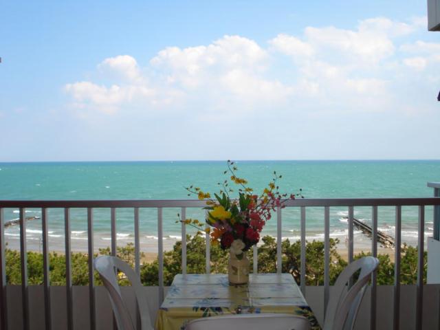 Sea view flat just 70m from the beach