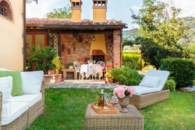 Rosyabate Cottage, with Private Garden and views between Lucca and Pistoia