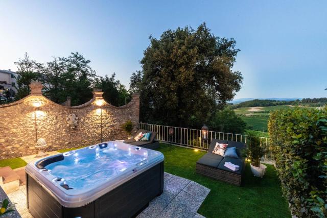 Villa Chianti, your Secret 4 Bedrooms Retreat with View over the Vineyards in Marcialla