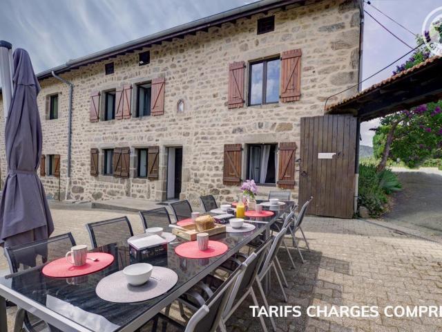 Gîte en pierre rénové avec jardin et WiFi à Chalmazel-Jeansagnière - FR-1-496-253