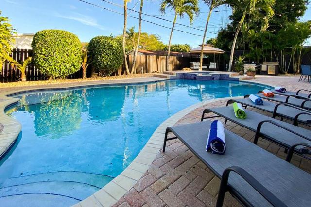 5BR! Pool, Air Hockey, Playground, Gazebo, BBQ, Sleeps 16