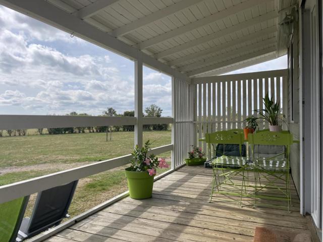 Chalet au bord de l'eau avec terrasse, pêche, baignade surveillée, buvette et activités extérieures - FR-1-489-360