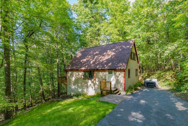 Modern Chalet Cabin w Hot Tub, Deck&Grill, & WiFi!