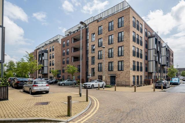 Impeccable 2-Bed Apartment in Romford