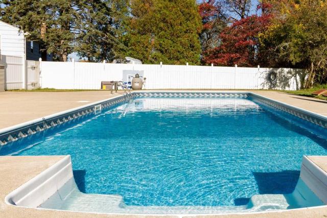 Private Heated Pool - Sparkling Oasis Near Newport & Navy, 4bd 3ba