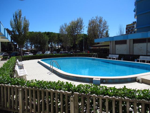 Central flat, 130m from the beach with shared pool