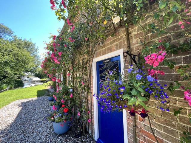 Adorable two bed Norfolk broads holiday home - river views with moorings & fishing